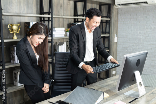 Foto Emotional colleagues fighting in office
