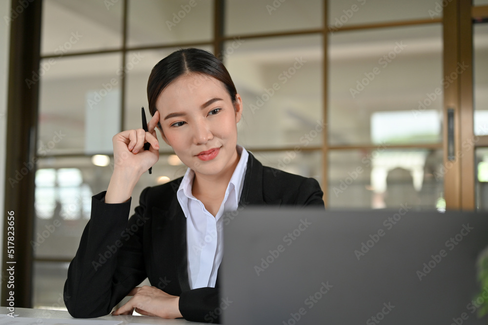Fototapeta premium Smart and beautiful young Asian businesswoman thinking an ideas, working in the office.