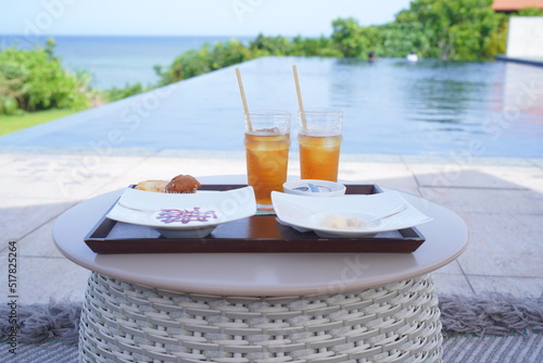 海辺で飲むドリンク