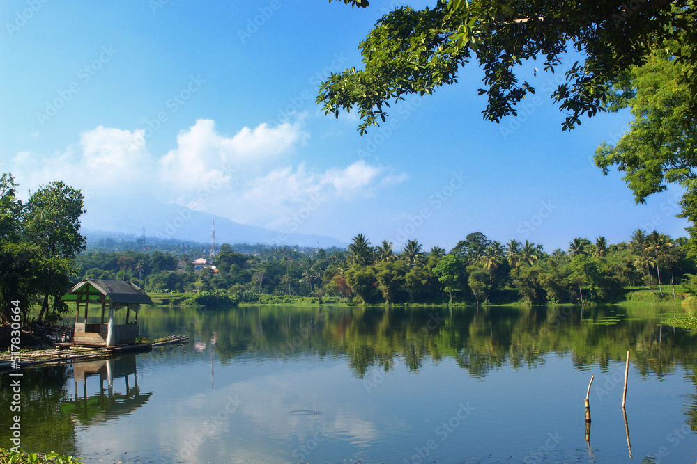 Naklejka premium lake in the park