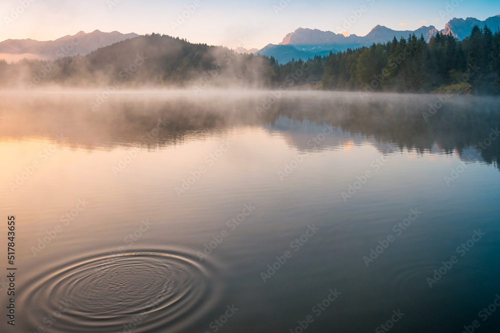 See und Berge im Nebel bei Sonnenaufgang See und Berge im Nebel bei Sonnenaufgang