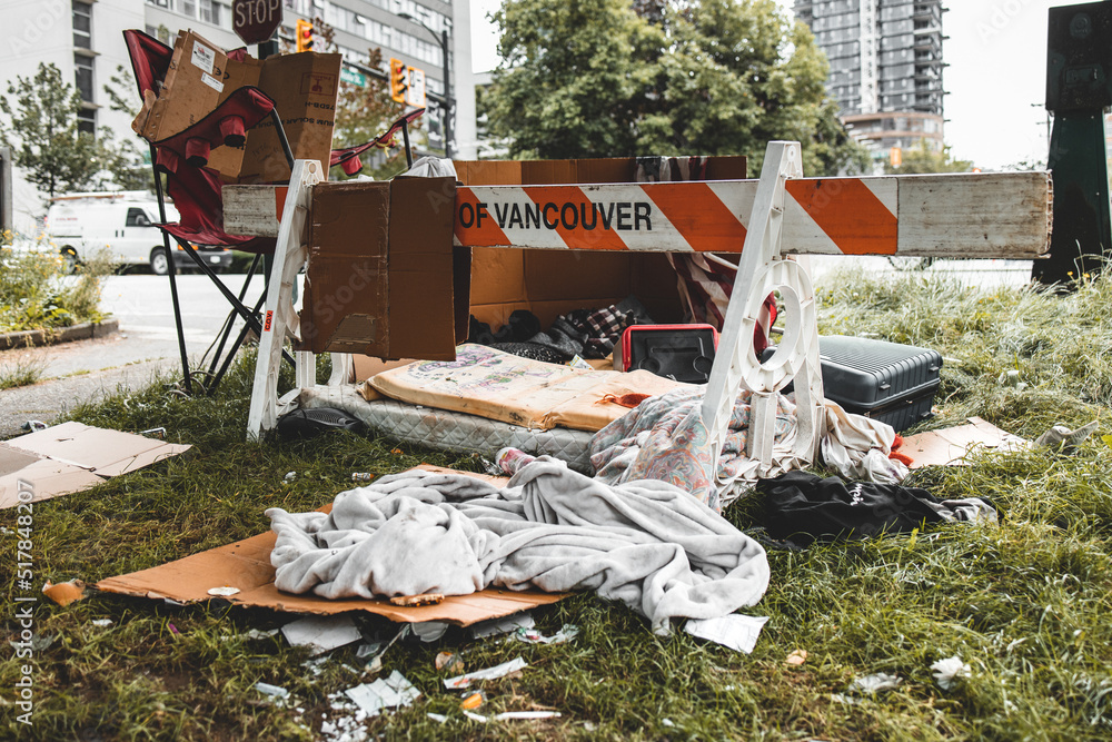 Obraz premium New homeless camp with tent at the corner of West Georgia Street and West Pender Street in downtown Vancouver