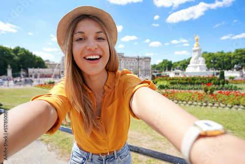 Obraz na plátně Traveler girl taking selfie photo in London, United Kingdom