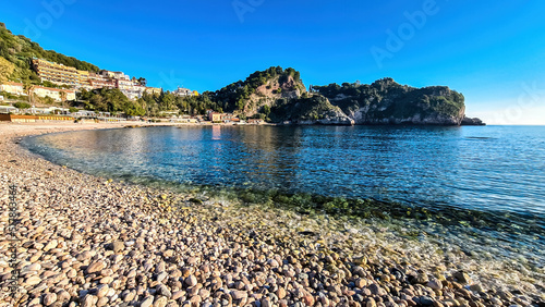 Foto Panoramic view from beach Spiaggia di Isola Bella on paradise resort peninsula in Taormina, Sicily, Italy, Europe, EU