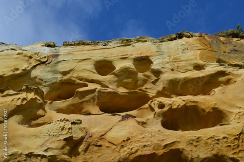 Un visage semble se dessiner dans la roche au pied de la montagne du Jaizkibel photo