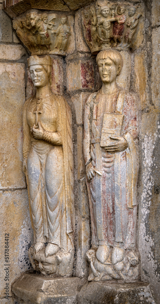 Statues romanes à l'entrée de la basilique Saint-Just de Valcabrère, Haute-Garonne, Pyrénées, France