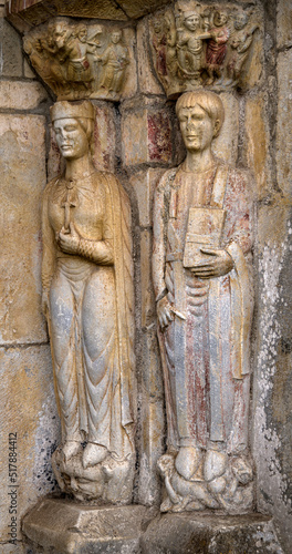 Statues romanes    l entr  e de la basilique Saint-Just de Valcabr  re  Haute-Garonne  Pyr  n  es  France
