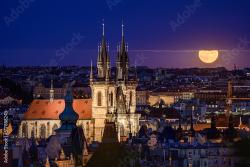Fotografie The 2022 super full moon over the Church of Our Lady before Týn in Prague
