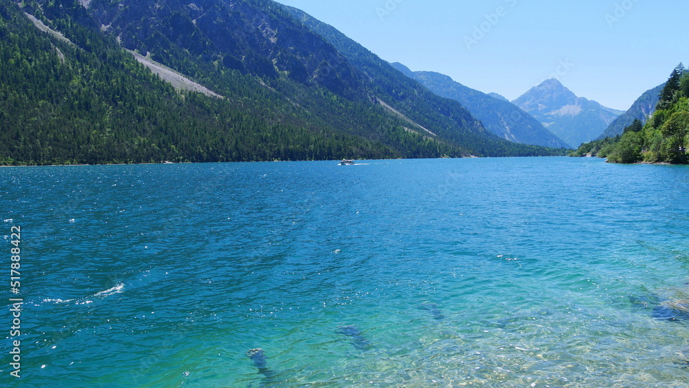 Ein Schiff auf dem Plansee in Tirol Ein Schiff auf dem Plansee in Tirol