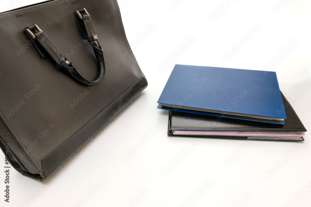机の上に置かれた書類とビジネスバッグ 机の上に置かれた書類とビジネスバッグ