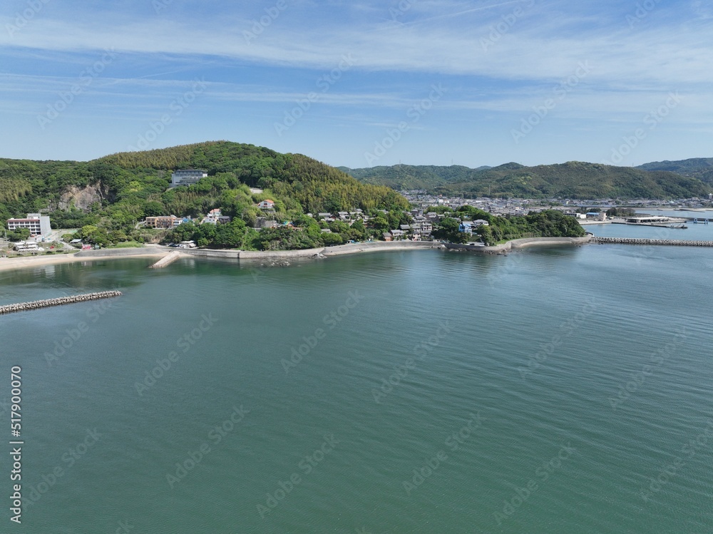 Fototapeta premium 三河湾、西尾市幡豆町の海岸の風景を空撮