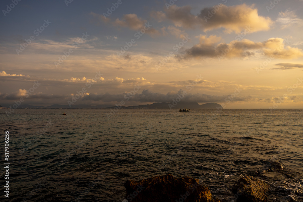 Krajobraz morski podczas wschodu słońca. Morze śródziemne, zatoka Alkudyjska, Hiszpania.  - obrazy, fototapety, plakaty 