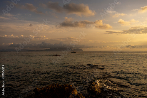 Fototapeta Naklejka Na Ścianę i Meble -  Krajobraz morski podczas wschodu słońca. Morze śródziemne, zatoka Alkudyjska, Hiszpania. 