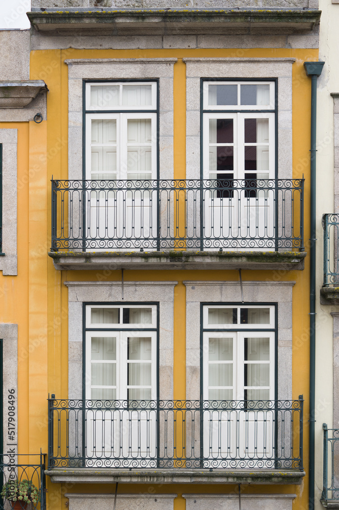 Front fasada starej kamienicy w Portugalii
