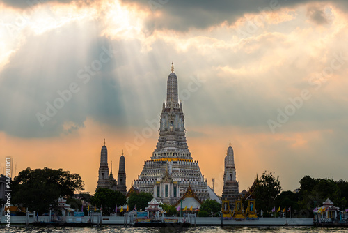 Canvas Print Beautiful temple of the Dawn, Wat Arun Ratchawararam in Bangkok Thailand