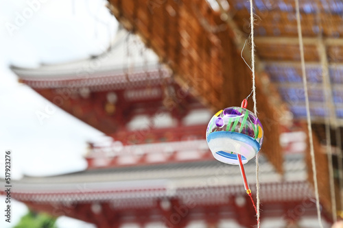 夏の浅草の浅草寺の風鈴のある風景