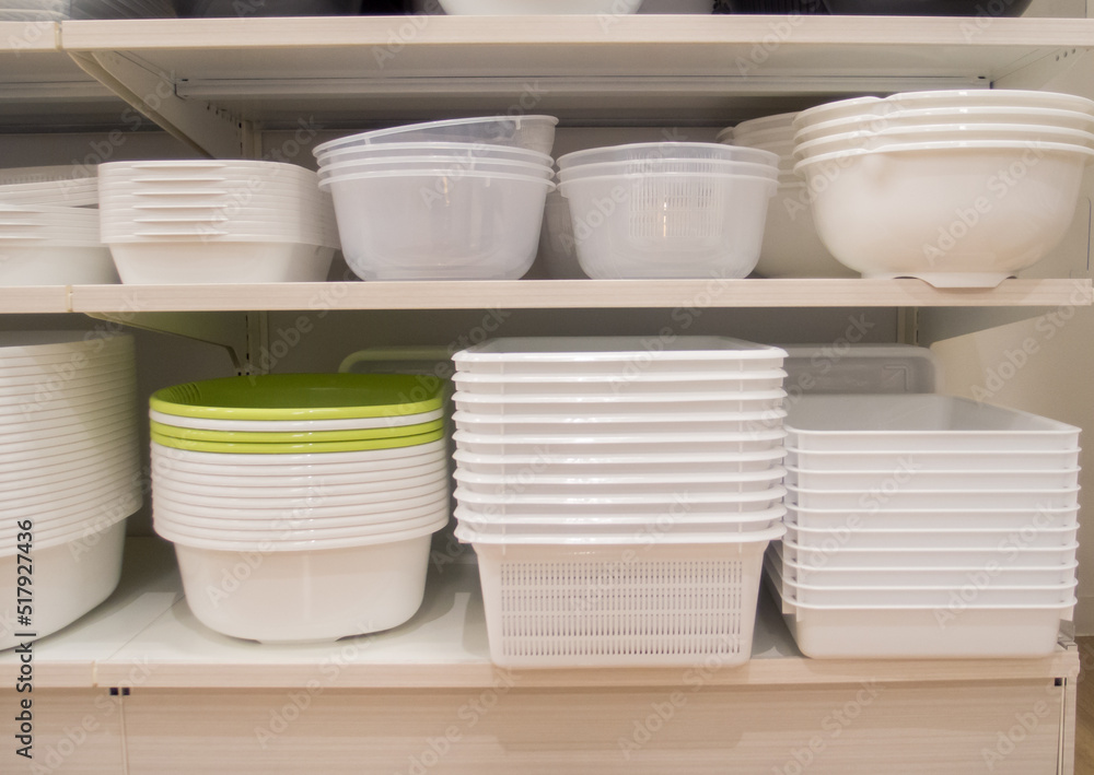 Obraz premium 日本の百円ショップで販売している各種のプラスチック製のバケツの様子