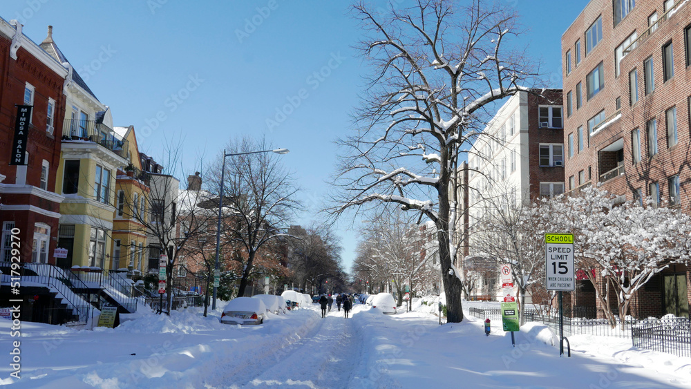 Φωτογραφία Streets under pile of snow after blizzard, USA, Washington, DC, Columbia Heights