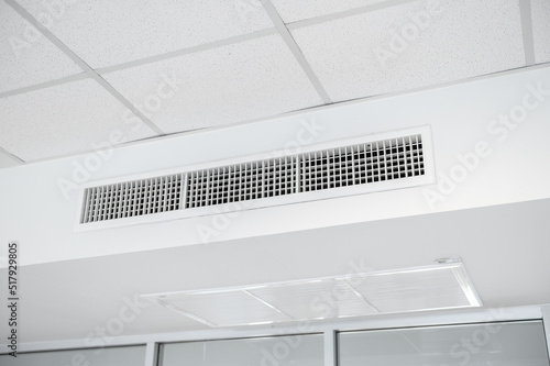 Ceiling mounted cassette type air conditioner