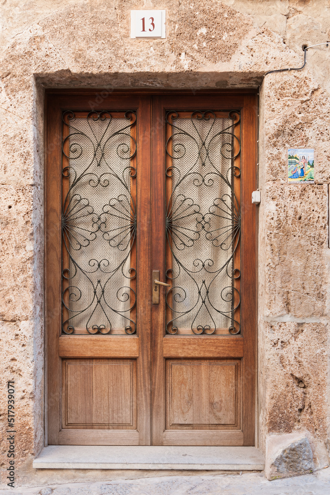 Stare zdobione drzwi  w Valldemossa Majorka Hiszpania - obrazy, fototapety, plakaty 