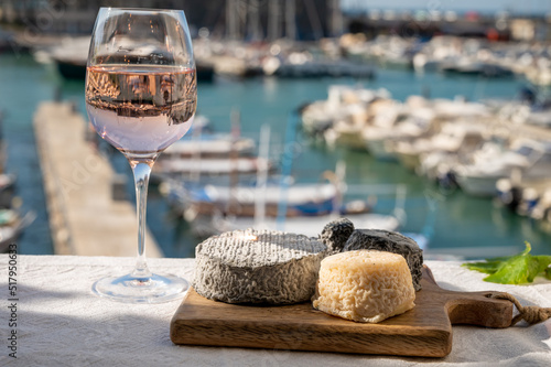 Quadro em tela French goat cheeses crottin and selles-sur-cher served with view on boats in har