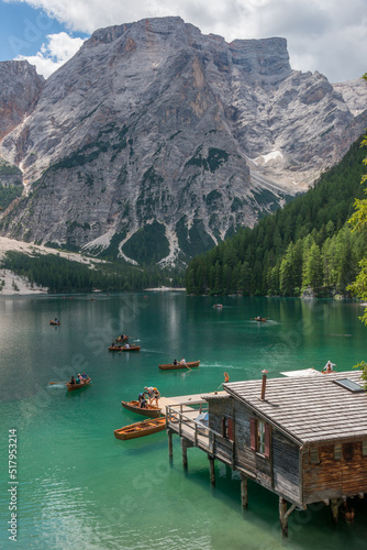 Embarcadero y lago de Braies en la región de Sudtirol en los Alpes italianos