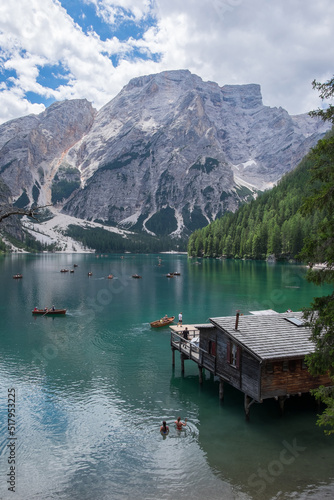Embarcadero y vista del lago de Braies en la región de Sudtirol en los Alpes italianos
