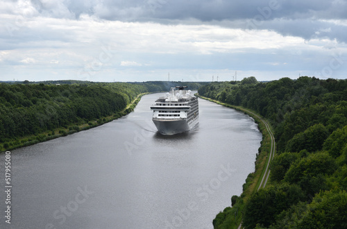 Kreuzfahrtschiff The World im Nord-Ostsee-Kanal  photo