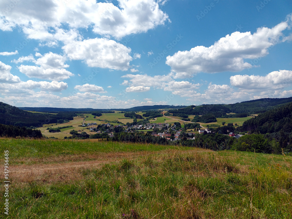 Blick auf den Ort Wallenborn in der Vulkaneifel, Rheinland-Pfalz vom Wanderweg Heimatspur Wallenborner Weg.