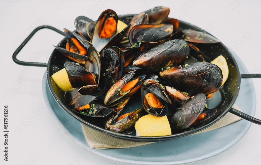 Una ración de mejillones al vapor con ajo y perejil
