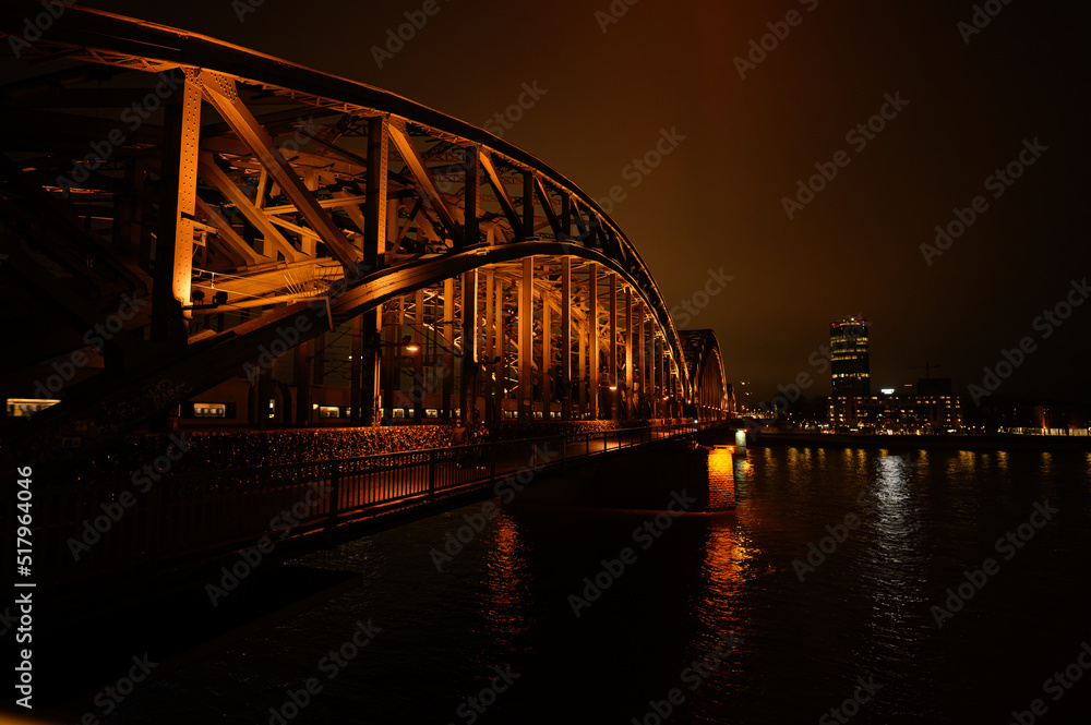 Fototapeta premium Hohenzollernbrücke bei Nacht in Köln