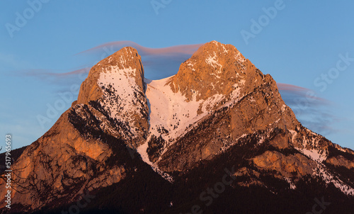 Primeras luces sobre la cima del Pedraforca rodeada de nubes. Parque natural Cadí-Moixeró, cordillera Pirenaica. Cataluña. España.