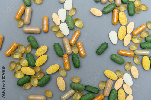 Fotografía Various medicine pills scattered all over a grey background