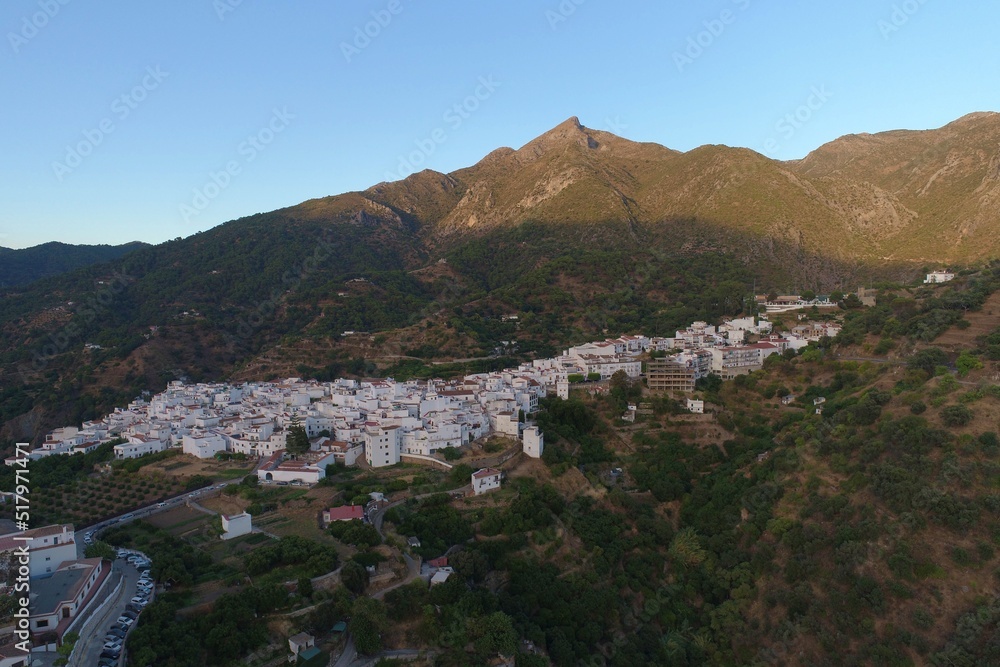 Vista aerea de Istán, pueblo blanco de Málaga