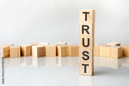Konstfotografi trust concept. wooden blocks with text on grey table. copy space