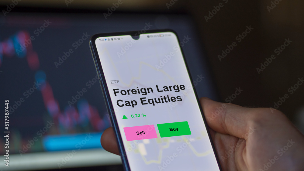 Un investisseur analyse le fonds large cap equities monde etf sur un écran. Un téléphone affiche les prix des actions étrangères à grande capitalisation, texte en anglais. Un investisseur analyse le fonds large cap equities monde etf sur un écran. Un téléphone affiche les prix des actions étrangères à grande capitalisation, texte en anglais.