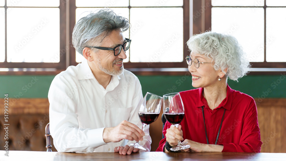 ワインで乾杯をするミドル夫婦 ワインで乾杯をするミドル夫婦