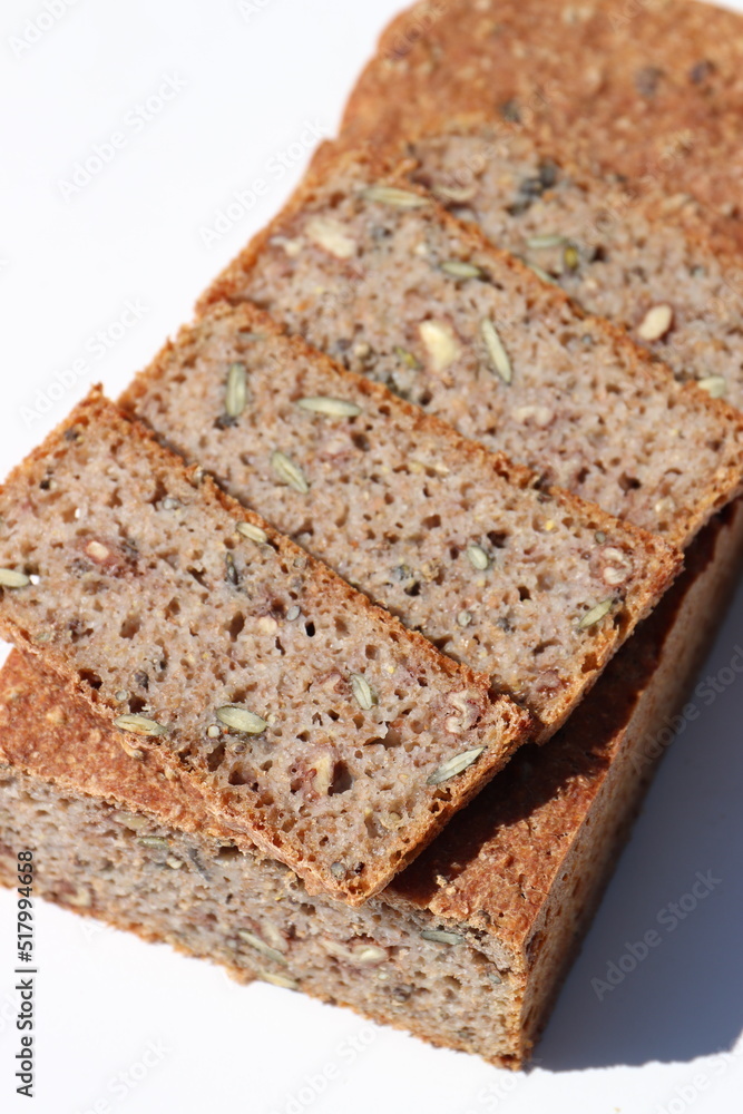 Vollkornbrot mit Kürbiskernen und Nüssen hausgemacht. Brotlaib. Vollkornbrot mit Kürbiskernen und Nüssen hausgemacht. Brotlaib.