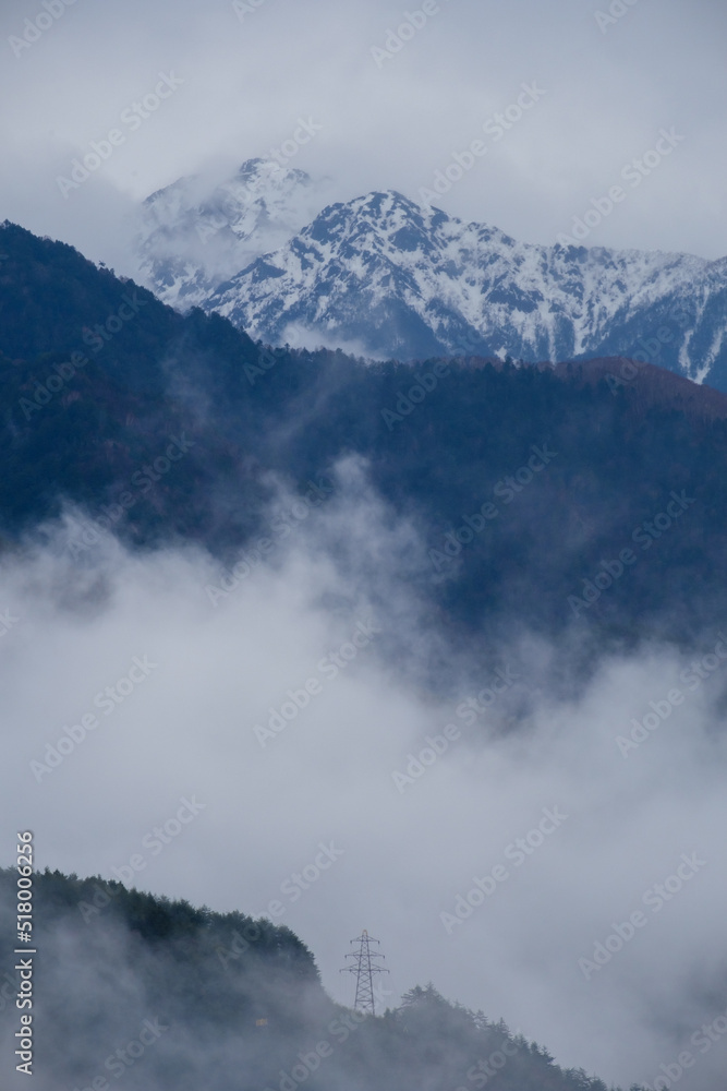 深い霧と雲に覆われた山　木曽駒ヶ岳　日本アルプス