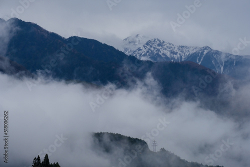 深い霧と雲に覆われた山 木曽駒ヶ岳 日本アルプス