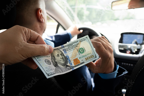 Foto Passengers pay service fees to male taxi drivers