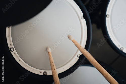 Foto electronic drumsticks and drums on a dark background