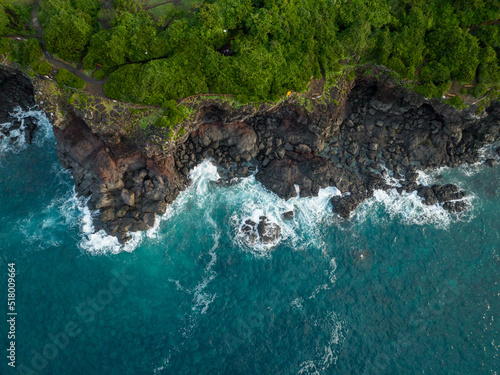 A scene of waves rushing to the shore, in Jeju. 제주 해안으로 밀려오는 파도, 올레길.	
