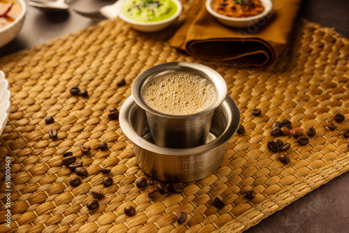 Foto South Indian Filter coffee served in a traditional brass or stainless steel cup
