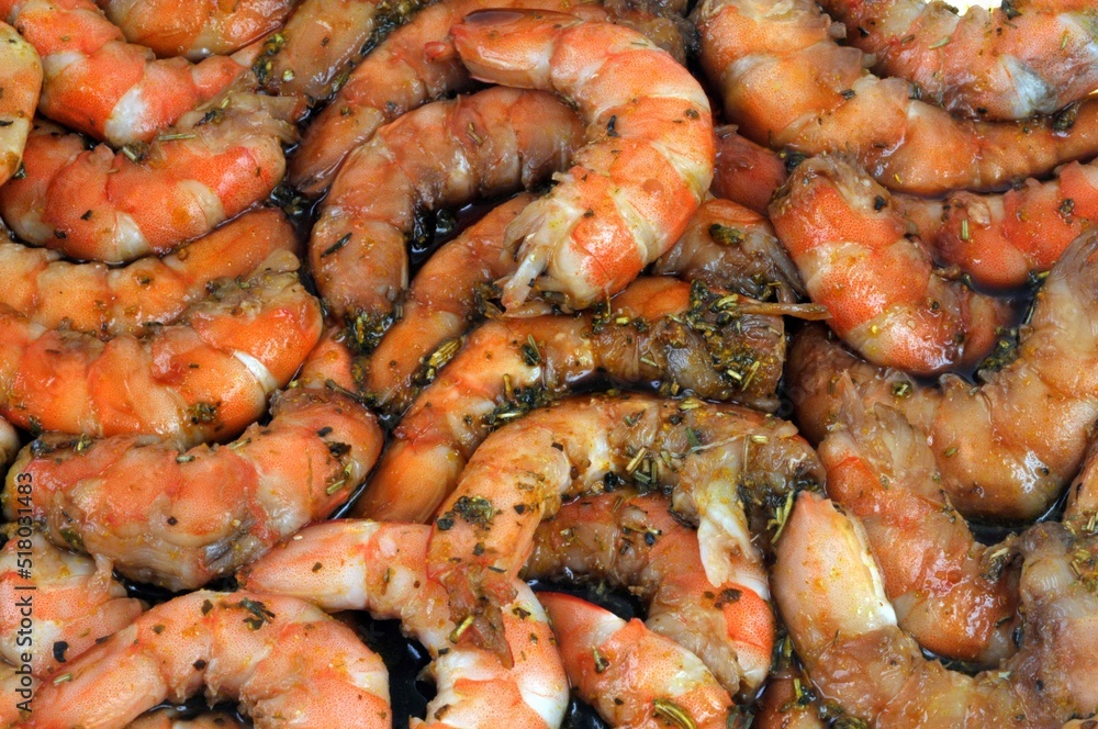 Crevettes dans une marinade en gros plan Crevettes dans une marinade en gros plan