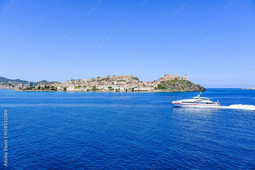 Obraz premium Portoferraio, Festung, Forte Stella, Forte Falcone, Leuchtturm, Altstadt, Hafen, Insel, Elba, Fischerboote, Boote, Fähre, Fährhafen, Badestrand, Toskana, Toskanischer Archipel, Sommer, Italien