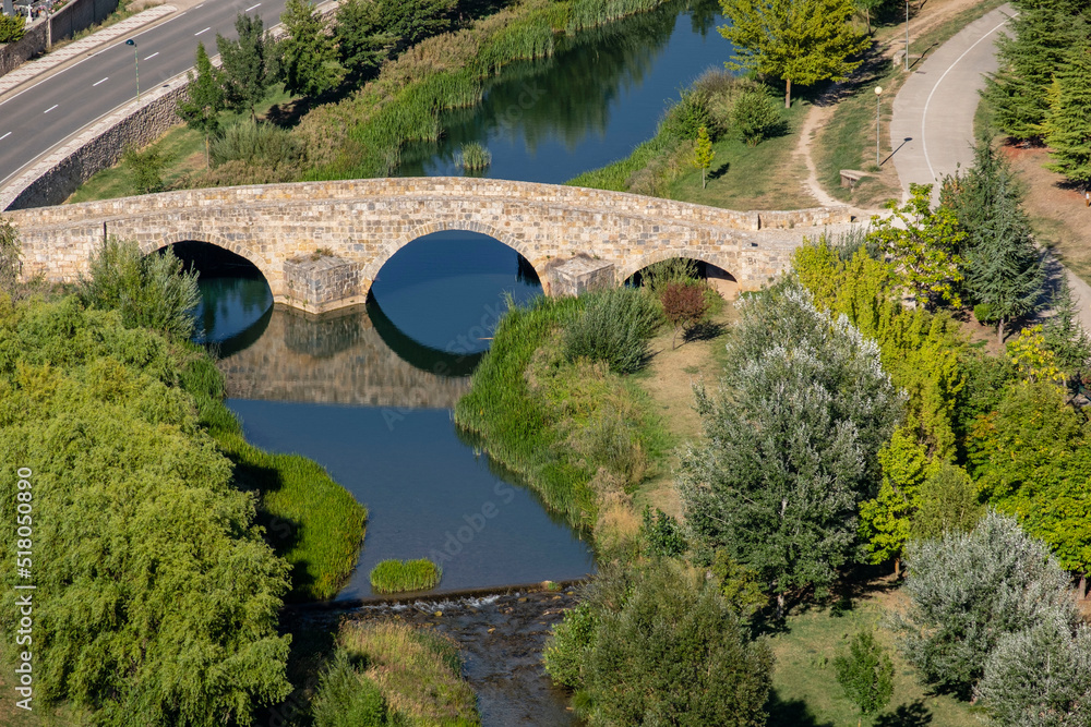 Obraz premium Puente romano sobre el río Ucero y Torre del agua, Soria, Comunidad Autónoma de Castilla, Spain, Europe