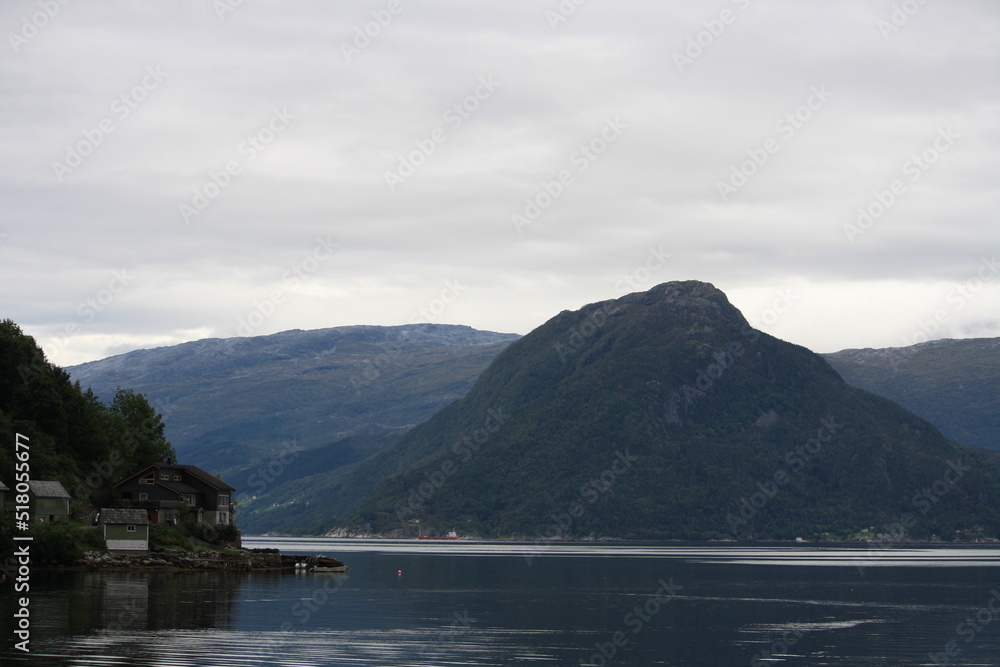 Oystese, cabañas a orillas del fiordo. Noruega.