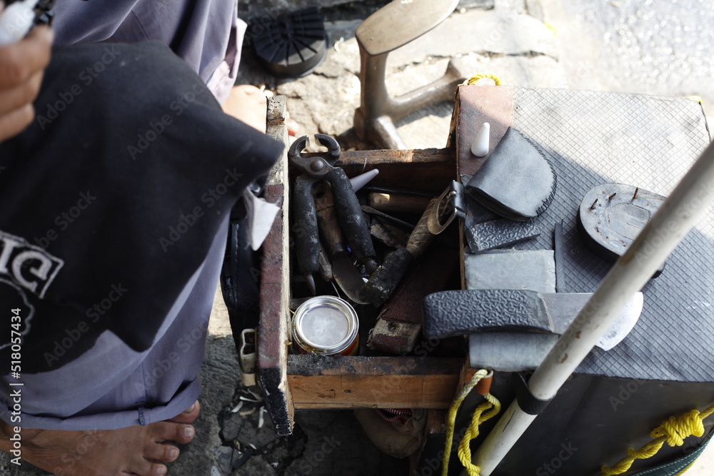 Φωτογραφία Tools and supplies for repairing damaged shoes are kept in wooden boxes