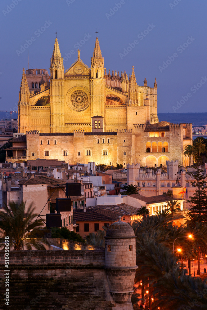 Catedral de Mallorca (s. XIII-s.XX) y Baluard de Sant Pere .Palma.Mallorca.Islas Baleares. España.